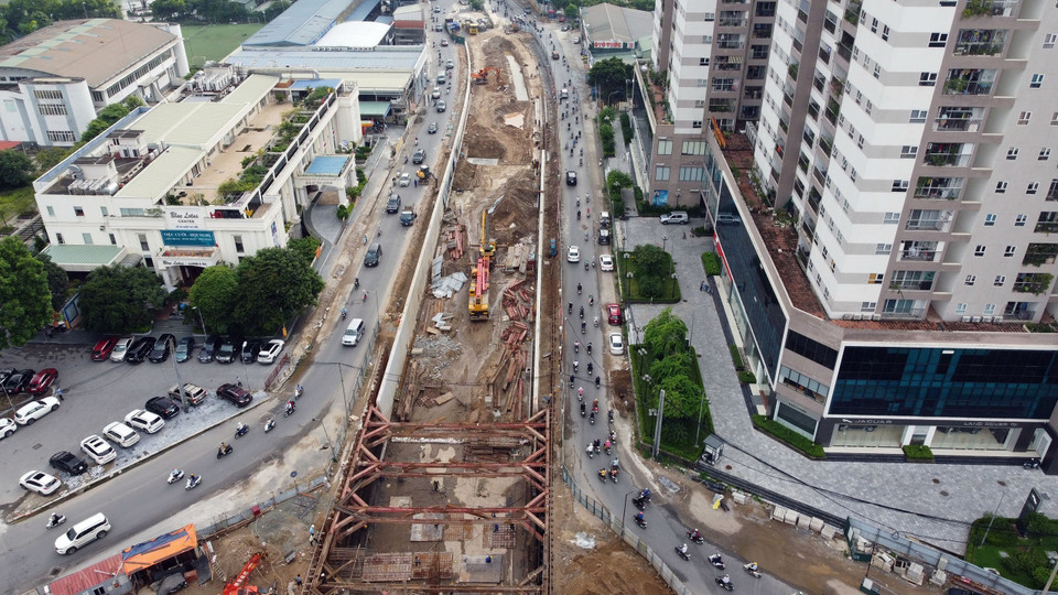 Tuyến đường Lê Văn Lương (quận Thanh Xuân) rào chắn để thi công hầm chui. (Ảnh: Huy Hùng/TTXVN)