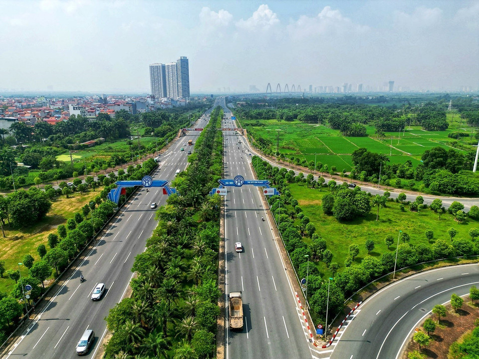 Việc tăng tỷ lệ không gian xanh cho thành phố, trồng cây cảnh tại các tuyến đường giao thông, vừa giúp giảm khói bụi, tiếng ồn, vừa nâng cao mỹ quan đô thị. (Ảnh: Tuấn Anh/TTXVN)