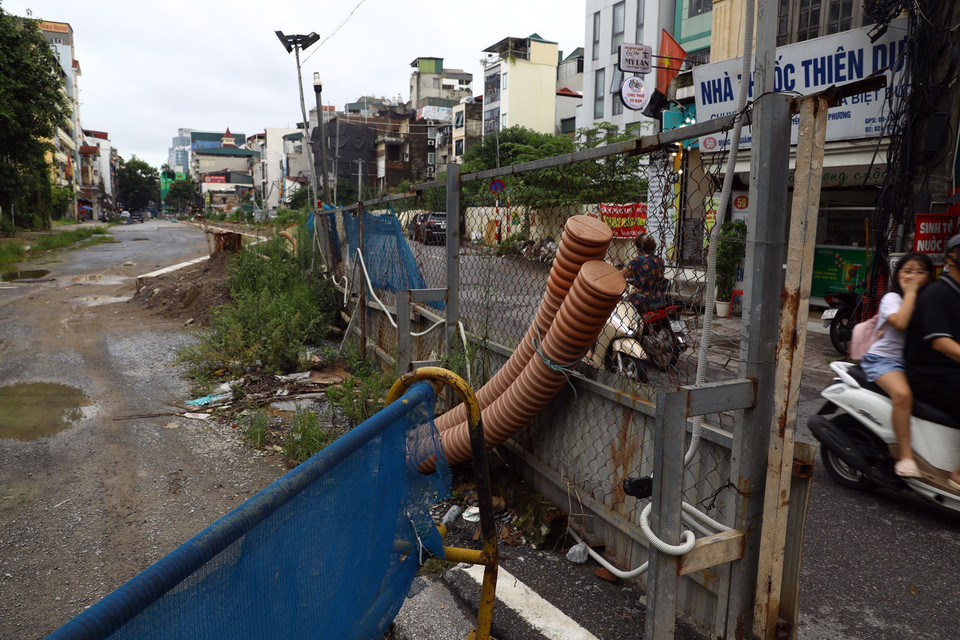 Tại khu vực đường Quốc Tử Giám (quận Đống Đa), việc thi công tuyến ga ngầm S11 của tuyến Metro Nhổn-ga Hà Nội khiến lòng đường nơi này được rào chắn nhiều năm nay trong tình trạng công trường không có một hoạt động thi công. (Ảnh: Huy Hùng/TTXVN)
