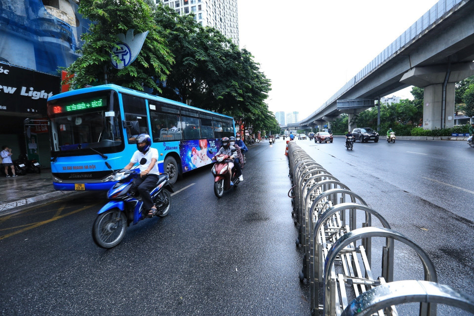 Các làn phương tiện được phân cách bằng dải cứng (mũi tên phản quang, trụ chống va xô (bằng lốp), hàng rào di động...) kết hợp điều chỉnh hệ thống biển báo, sơn kẻ. (Ảnh: Tuấn Anh/TTXVN)