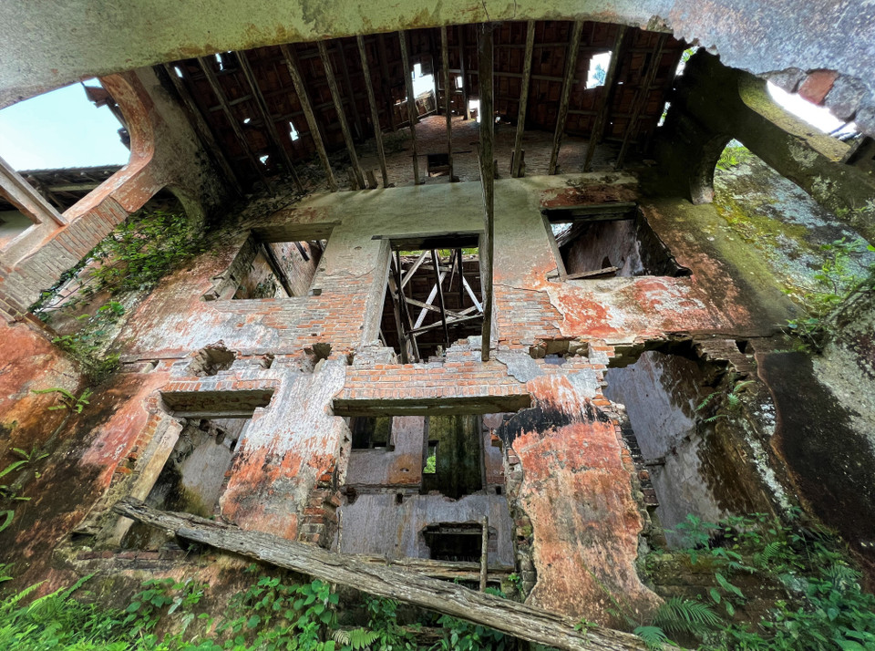 Do nằm biệt lập giữa lưng núi và trải qua thăng trầm lịch sử, biệt thự đỏ bị bao phủ bởi lớp rêu xanh rì, chằng chịt các đám dây leo nên người dân vùng Phia Oắc-Phia Đén đã truyền miệng những câu chuyện huyền bí và gọi Biệt thự đỏ của Pháp là ngôi nhà ma. (Ảnh: Chu Hiệu/TTXVN)