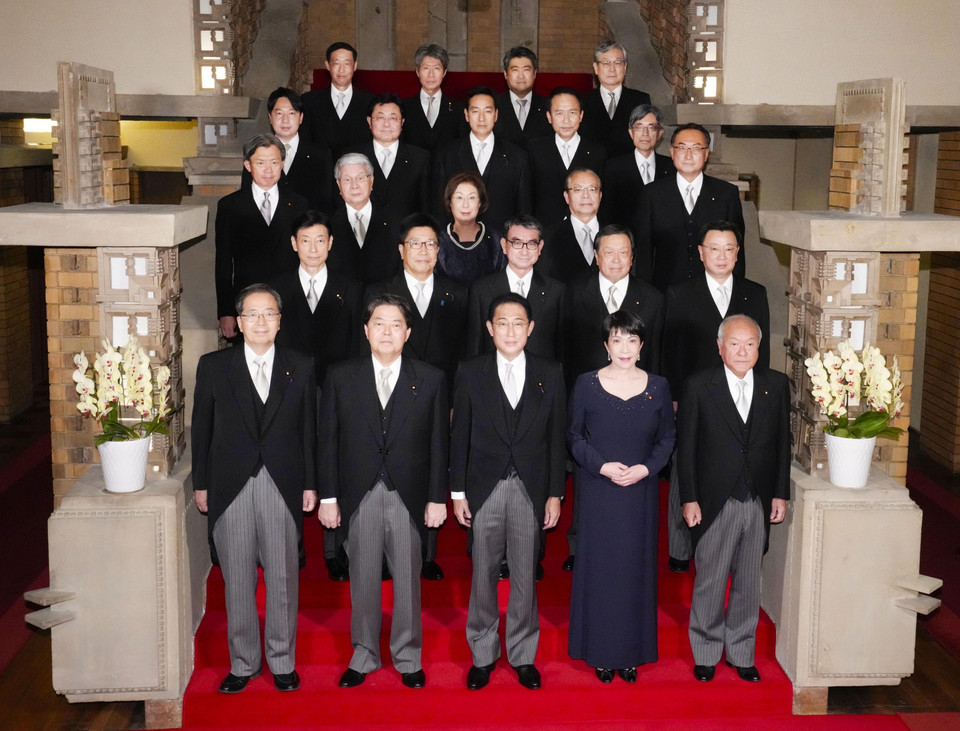 Ngày 10/8/2022, Thủ tướng Nhật Bản Kishida Fumio đã tiến hành cải tổ Nội các, trong đó chỉ giữ lại 5 vị trí chủ chốt và bổ sung thêm 9 gương mặt mới lần đầu tiên có mặt trong bộ máy Chính phủ. Trong ảnh: Thủ tướng Nhật Bản Kishida Fumio (giữa, hàng đầu) và các thành viên nội các mới chụp ảnh chung tại Tokyo ngày 10/8/2022. (Ảnh: Kyodo/TTXVN)