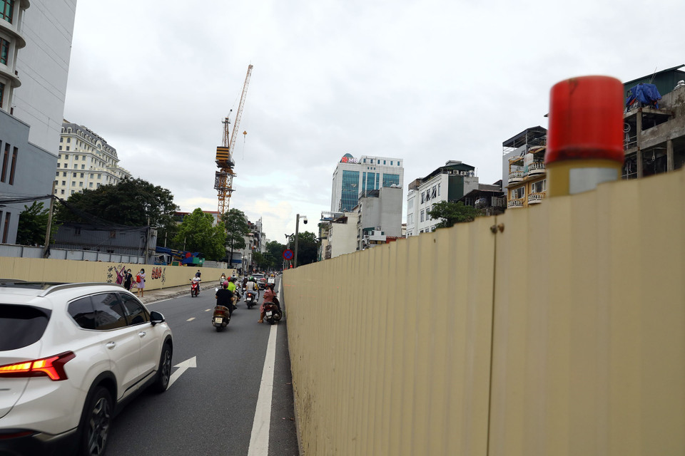 Khu vực thi công ga ngầm tại ga S10 (phố Cát Linh) tuyến Metro Nhổn-ga Hà Nội, lòng đường bị thu hẹp già nửa. (Ảnh: Huy Hùng/TTXVN)