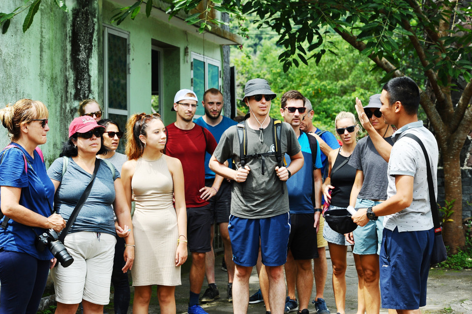 Du khách quốc tế khám phá sinh thái đa dạng, phong phú với hệ thống núi, rừng, biển vô cùng kỳ vĩ, nên thơ nhưng vẫn còn nhiều nét hoang sơ. (Ảnh: Minh Đức/TTXVN)