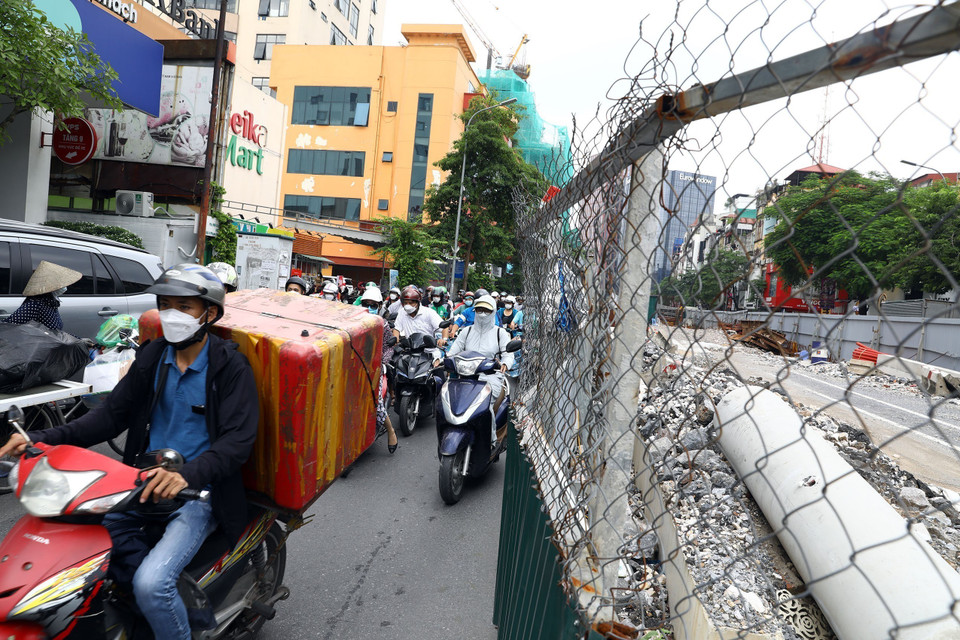 Việc rào chắn trên các tuyến đường thi công khiến giao thông xung quanh khu vực thường xuyên xảy ra ùn tắc. (Ảnh: Huy Hùng/TTXVN)