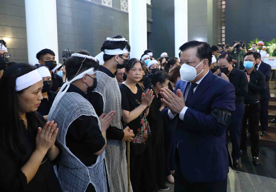 Đoàn đại biểu Thành ủy, Hội đồng Nhân dân, Ủy ban Nhân dân và Mặt trận Tổ quốc Việt Nam thành phố Hà Nội do ông Đinh Tiến Dũng, Ủy viên Bộ Chính trị, Bí thư Thành ủy dẫn đầu làm trưởng đoàn vào viếng. (Ảnh: Phạm Kiên/TTXVN)