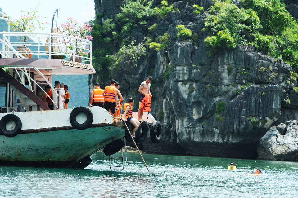 Khách khám phá Cát Bà bằng thuyền và có thể tắm biển bất cứ lúc nào. (Ảnh: Minh Đức/TTXVN)
