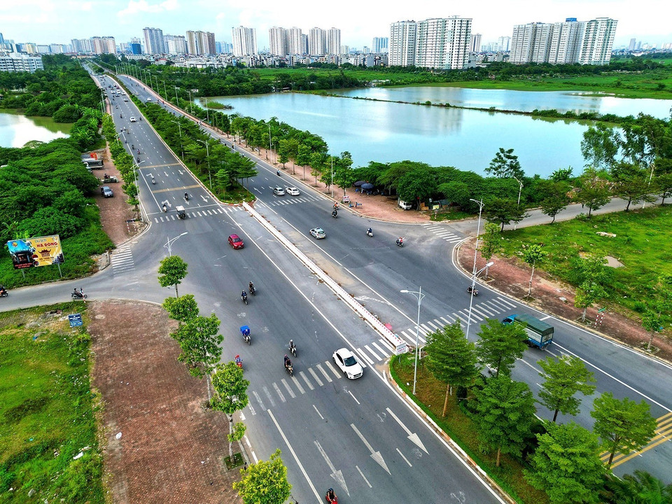 Hà Nội đặt mục tiêu phấn đấu trồng mới từ 200.000 – 250.000 cây bóng mát, cây lấy gỗ trên các tuyến đường giao thông đô thị. (Ảnh: Tuấn Anh/TTXVN)