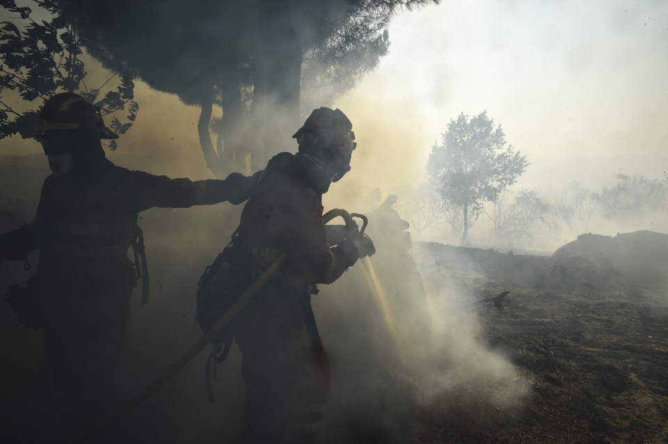 Lực lượng cứu hỏa ở nhiều nước châu Âu đang phải chống chọi với những đám cháy rừng lan rộng do nắng nóng khắc nghiệt trong mùa Hè này. Trong ảnh: Lực lượng cứu hỏa nỗ lực dập lửa cháy rừng tại Verin, Tây Ban Nha, ngày 4/8/2022. (Ảnh: AFP/TTXVN)