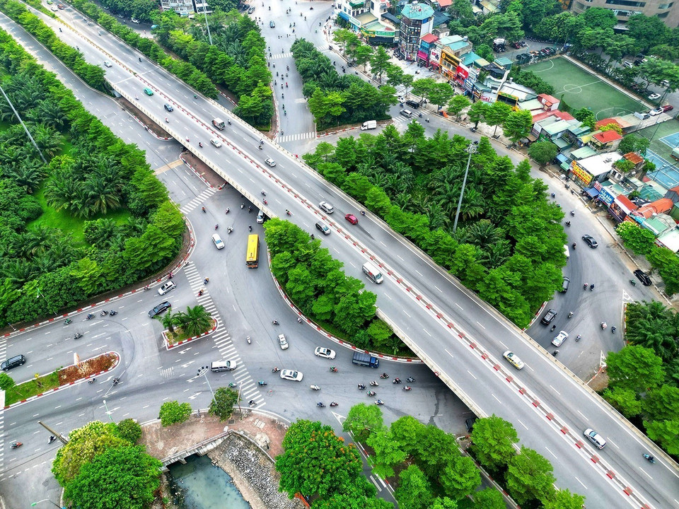 Hà Nội dần xuất hiện nhiều tuyến đường được che phủ bởi hàng cây xanh, nút giao thông Hoàng Quốc Việt - đường vành đai 2 trên cao. (Ảnh: Tuấn Anh/TTXVN)