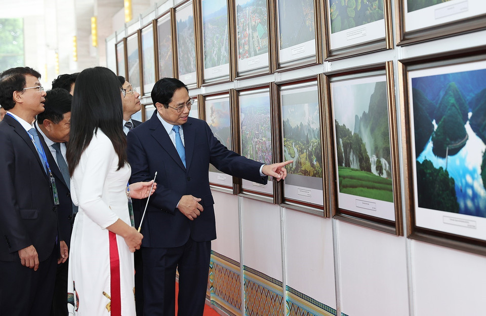 Thủ tướng Phạm Minh Chính và các đại biểu tham quan triển lãm ảnh “Trung du, miền núi phía Bắc tiềm văng và cơ hội.” (Ảnh: Dương Giang/TTXVN)