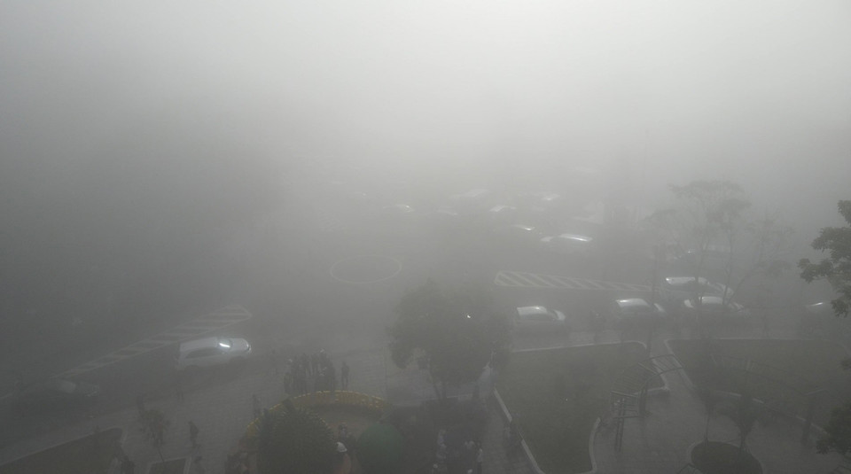 Mây trôi trên đỉnh Ba Cụm Nam, huyện Khánh Sơn từ trên cao nhìn xuống đỉnh đèo tấp nập ôtô đi lại. (Ảnh: TTXVN phát)