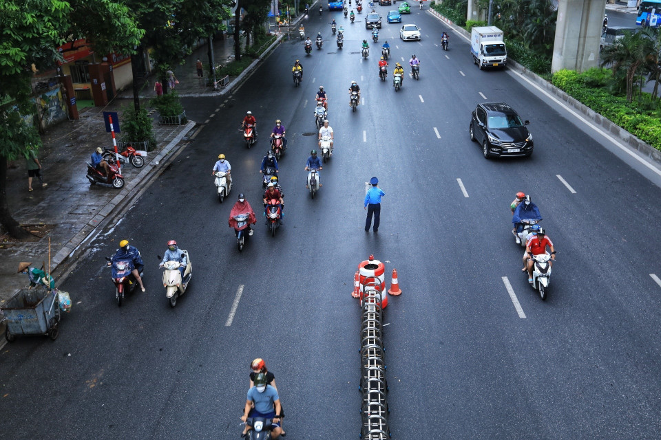 Dải phân cách cứng được đặt trên đường Nguyễn Trãi, đoạn gần Ngã Tư Sở. (Ảnh: Tuấn Anh/TTXVN)