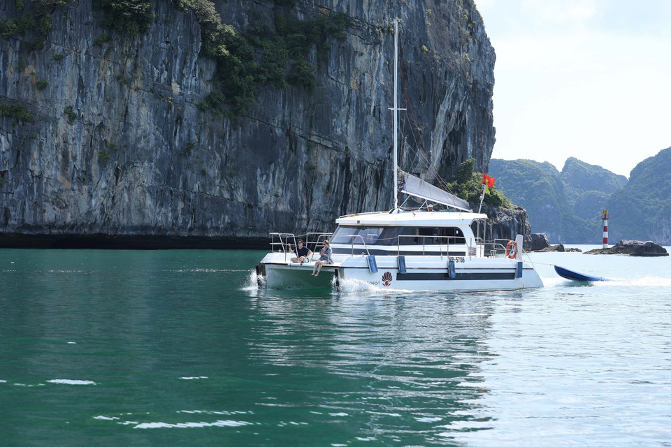 Du khách tham quan, nghỉ dưỡng trên vịnh Lan Hạ. (Ảnh: Hoàng Hiếu/TTXVN)