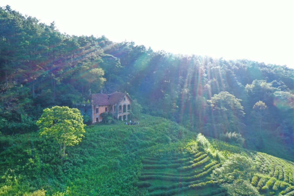 Trong tuyến hành trình “Khám phá Phia Oắc - vùng núi của những đổi thay” (huyện Nguyên Bình) của Công viên địa chất toàn cầu UNESCO Non nước Cao Bằng, du khách sẽ dừng ở điểm đến Biệt thự đỏ của Pháp. Biệt thự đỏ là một căn nhà hoang ở xóm Phia Đén, xã Thành Công, được người Pháp xây dựng từ đầu thế kỷ XX. (Ảnh: Chu Hiệu/TTXVN)