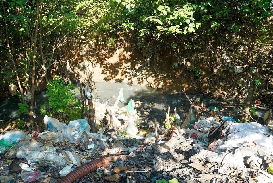 Rác thải gây ô nhiễm môi trường ngay cạnh các xóm nghèo tại phường Phúc Xá (quận Ba Đình, Hà Nội). (Ảnh: Linh Khánh/TTXVN)