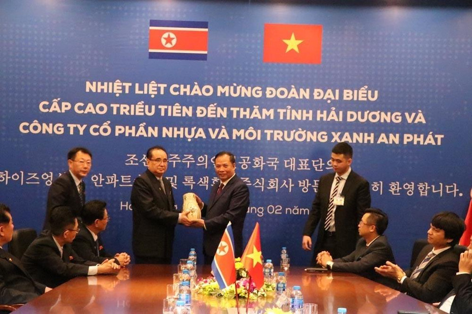 Bí thư Tỉnh ủy Hải Dương Nguyễn Mạnh Hiển (bên phải) tặng đoàn lãnh đạo cấp cao của Đảng Lao động Triều Tiên lọ hoa gốm Chu Đậu. (Ảnh: Mạnh Minh/TTXVN)