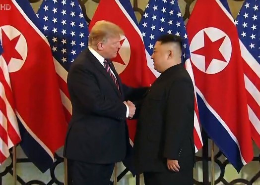 Tổng thống Mỹ Donald Trump và Chủ tịch Triều Tiên Kim Jong-un bắt tay nhau - cái bắt tay lịch sử tại Hà Nội. (Ảnh: TTXVN)