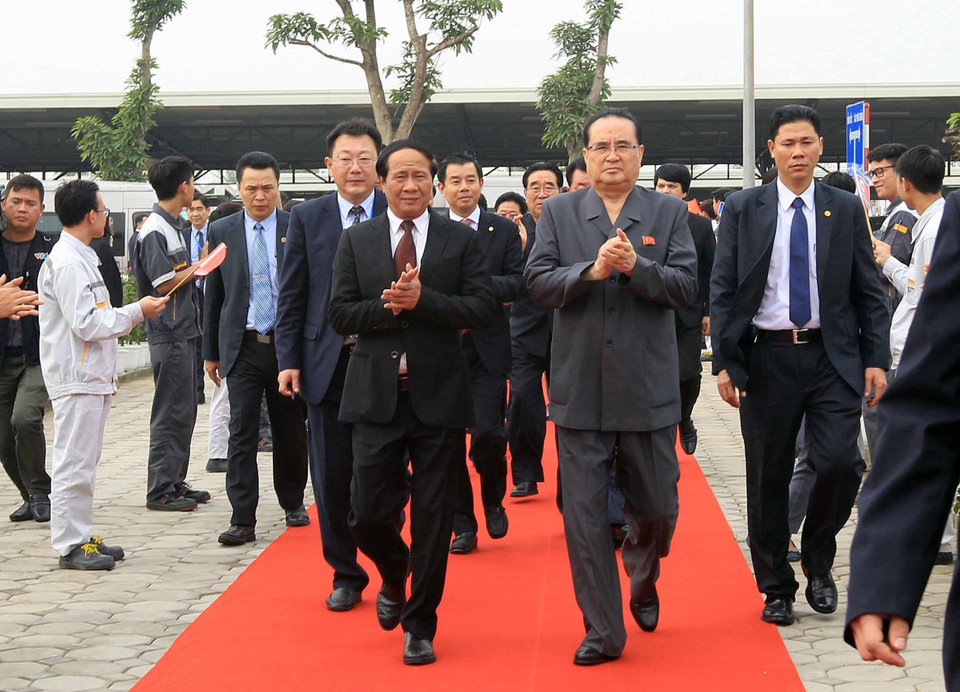 Đoàn đại biểu đến thăm Tổ hợp sản xuất ôtô Vinfast (huyện Cát Hải). (Ảnh: An Đăng/TTXVN)