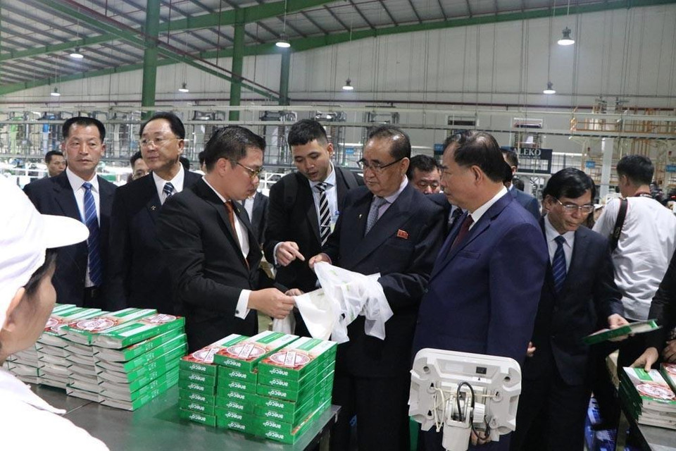 Đoàn lãnh đạo cấp cao của Đảng Lao động Triều Tiên thăm nhà máy Công ty Cổ phần nhựa và Môi trường xanh An Phát (huyện Nam Sách, tỉnh Hải Dương). (Ảnh: Mạnh Minh/TTXVN)