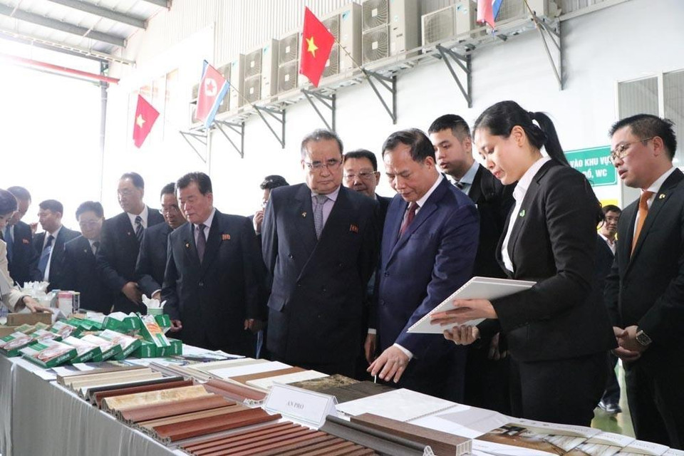 Đoàn lãnh đạo cấp cao của Đảng Lao động Triều Tiên thăm nhà máy Công ty Cổ phần nhựa và Môi trường xanh An Phát (huyện Nam Sách, tỉnh Hải Dương). (Ảnh: Mạnh Minh/TTXVN)