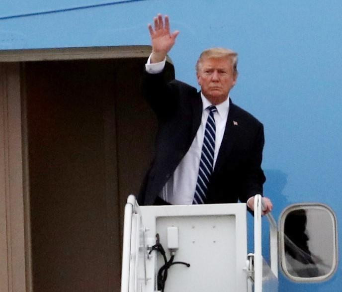 Từ cửa chuyên cơ Air Force One, Tổng thống Mỹ Donald Trump vẫy chào các quan chức Việt Nam và người ra tiến tại sân bay quốc tế Nội Bài. (Ảnh: Trọng Đức/TTXVN)