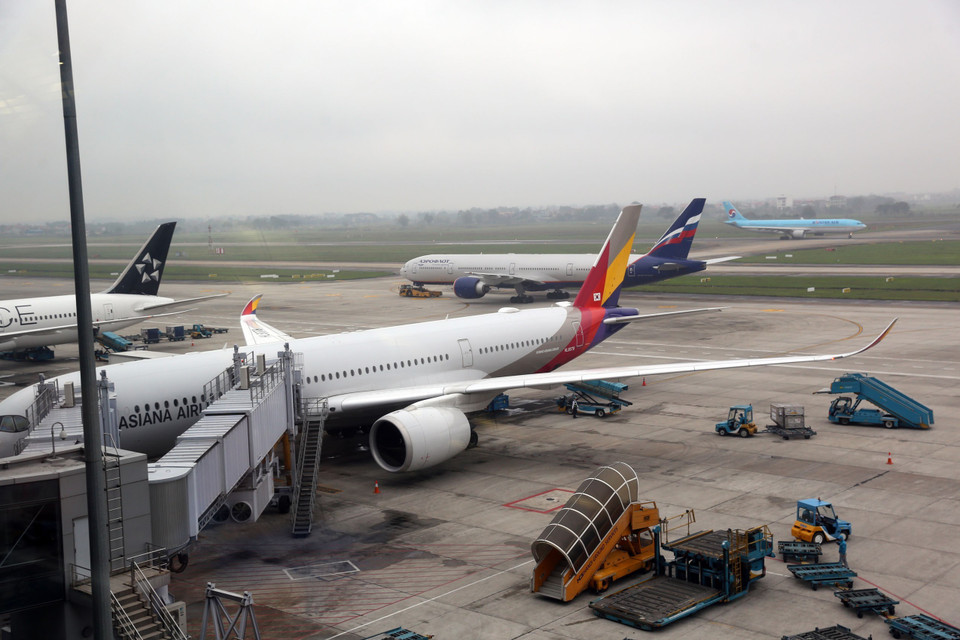 Tại khu vực sân đỗ, tàu bay đỗ ban đêm tại những khu vực có chiếu sáng và được giám sát liên tục bằng camera. (Ảnh: Huy Hùng/TTXVN)