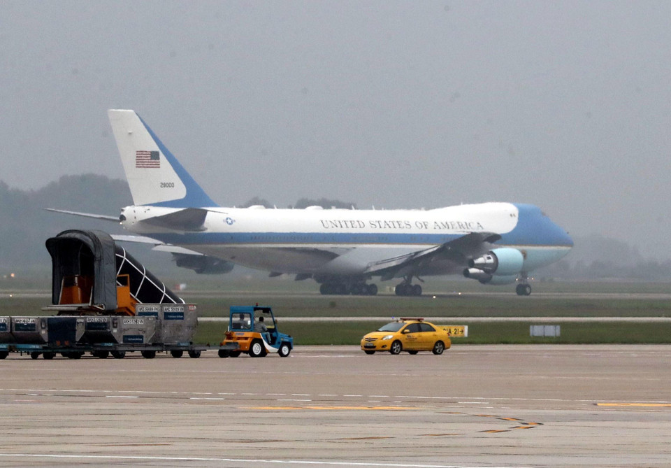 Chuyên cơ Air Force One của Tổng thống Mỹ Donald Trump rời sân bay quốc tế Nội Bài lúc 15 giờ 45 phút. (Ảnh: Trọng Đức/TTXVN)