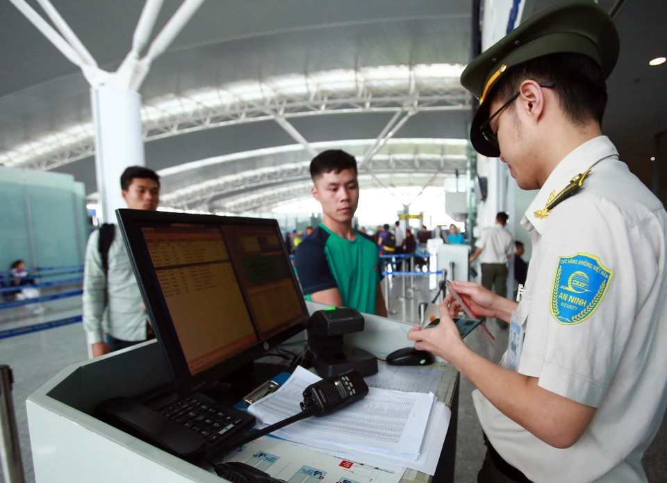 Công tác kiểm tra soi chiếu hành khách, hành lý xách tay được tăng cường. 100% hành khách phải tháo giầy, áo khoác đưa qua máy soi tia X… (Ảnh: Huy Hùng/TTXVN)