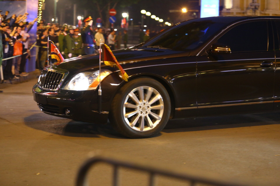 Xe đưa Chủ tịch Triều Tiên Kim Jong-un đến khách sạn Metropole. (Ảnh: Minh Quyết/TTXVN)