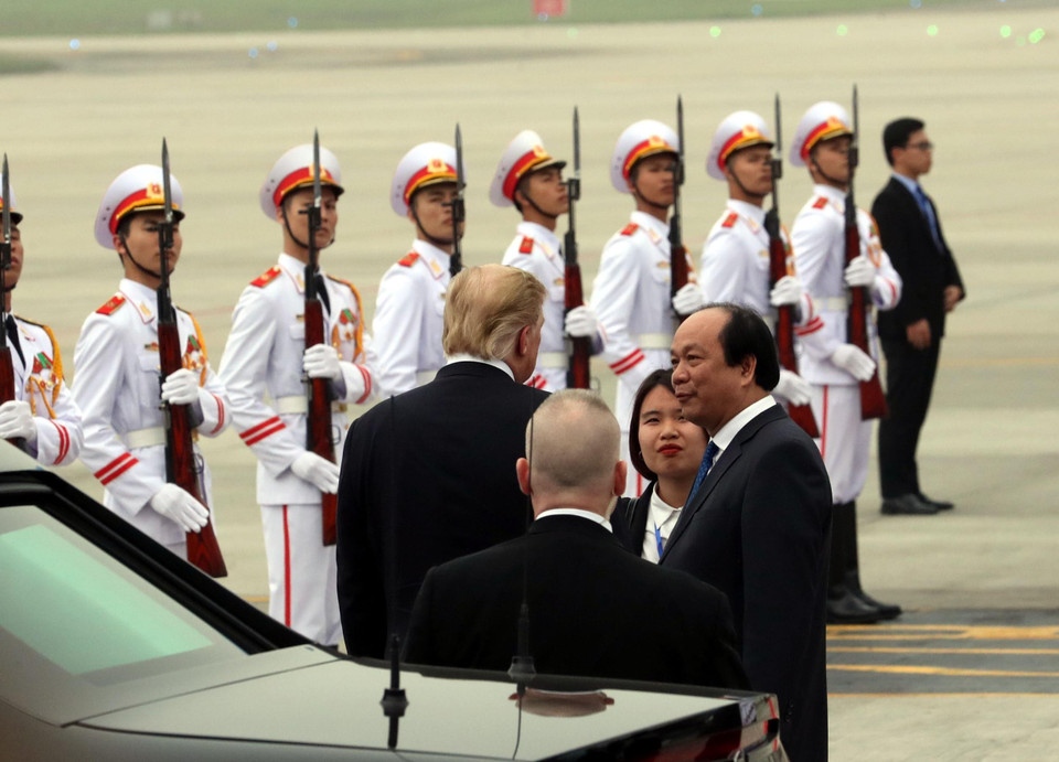 Bộ trưởng, Chủ nhiệm Văn phòng Chính phủ Mai Tiến Dũng cùng các quan chức Việt Nam tiễn Tổng thống Mỹ Donald Trump rời Hà Nội. (Ảnh: Trọng Đức/TTXVN)