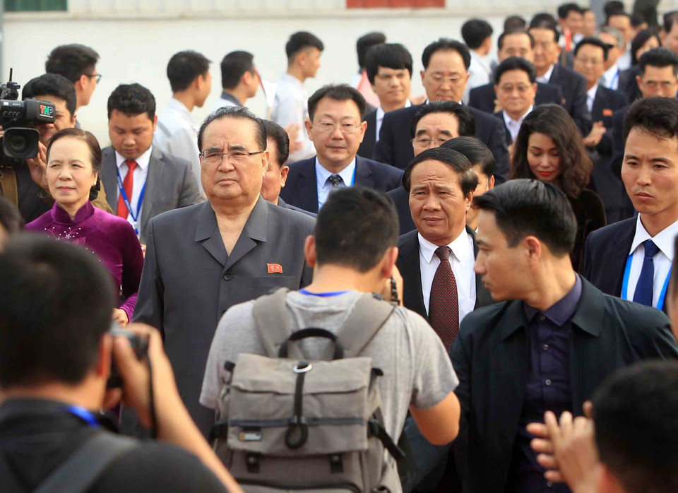 Đoàn đại biểu đến thăm Tổ hợp sản xuất ôtô Vinfast (huyện Cát Hải). (Ảnh: An Đăng/TTXVN)