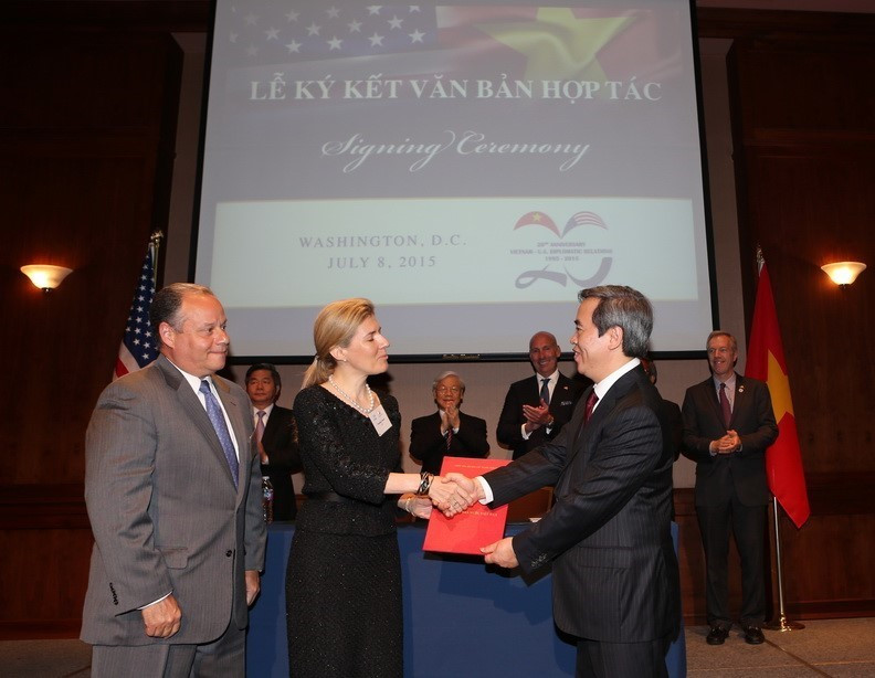 Thống đốc Ngân hàng Nhà nước Việt Nam Nguyễn Văn Bình trao Thư chấp thuận chủ trương cấp phép cho Citibank mở ngân hàng 100% vốn nước ngoài tại Việt Nam, ngày 8/7/2015 tại Thủ đô Washington D.C, nhân chuyến thăm chính thức Hoa Kỳ của Tổng Bí thư Nguyễn Phú Trọng. (Ảnh: Trí Dũng/TTXVN)