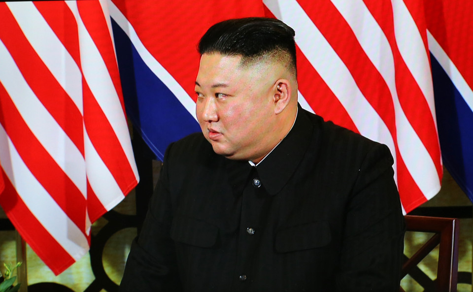 Sau khi bắt tay nhau, Chủ tịch Triều Tiên Kim Jong-un (ảnh) đã có trao đổi ngắn với Tổng thống Mỹ Donald Trump. (Nguồn: TTXVN)