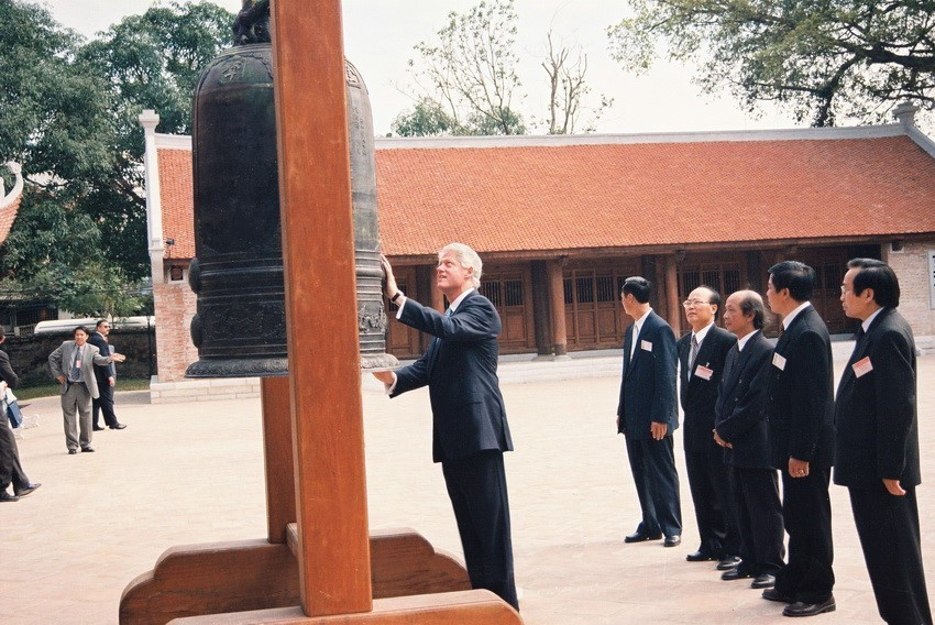 Tổng thống Hoa Kỳ Bill Clinton thăm Khu di tích Văn Miếu-Quốc Tử Giám (Hà Nội), ngày 17/11/2000, trong chuyến thăm chính thức Việt Nam từ ngày 16-19/11/2000. (Ảnh: Trọng Nghiệp/TTXVN)