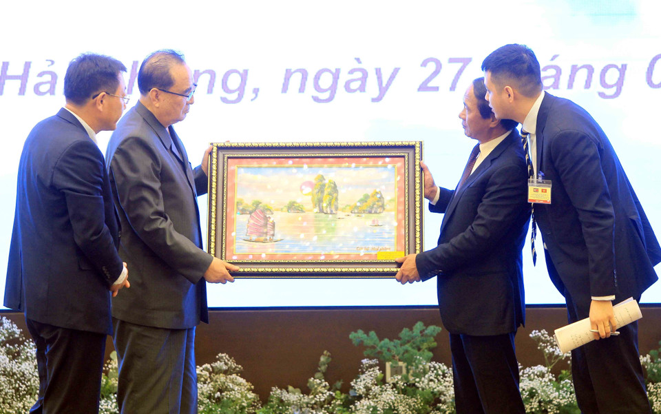 Bí thư Thành ủy Hải Phòng Lê Văn Thành tặng bức tranh cho ông Ri Su Yong, Ủy viên Bộ Chính trị, Phó Chủ tịch Ban Chấp hành Đảng Lao động Triều Tiên sau buổi làm việc. (Ảnh: An Đăng/TTXVN)