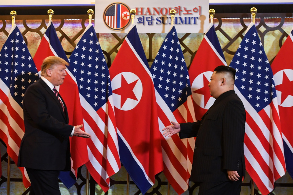 Tổng thống Mỹ Donald Trump (trái) và Chủ tịch Triều Tiên Kim Jong-un trong cuộc gặp đầu tiên tại Hội nghị thượng đỉnh Mỹ-Triều lần hai tại Hà Nội ngày 27/2. (Ảnh: TTXVN)