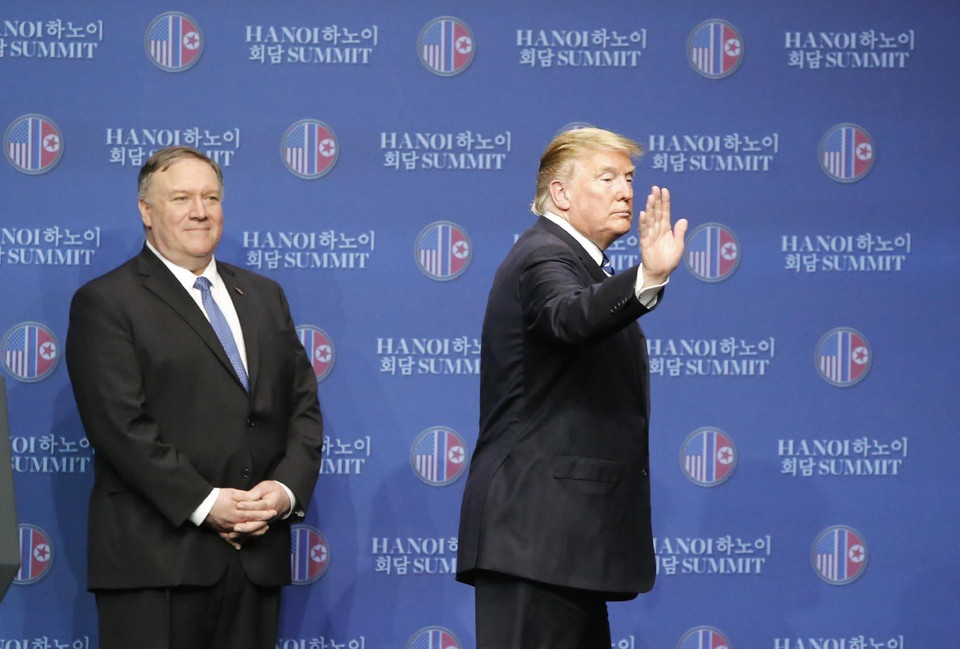 Tổng thống Mỹ Donald Trump kết thúc cuộc họp báo lúc 14 giờ 50 phút. (Ảnh: Lâm Khánh/TTXVN)