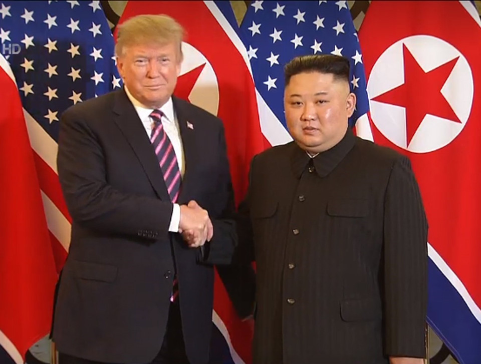 Tổng thống Mỹ Donald Trump và Chủ tịch Triều Tiên Kim Jong-un bắt tay nhau - cái bắt tay lịch sử tại Hà Nội. (Ảnh: TTXVN)