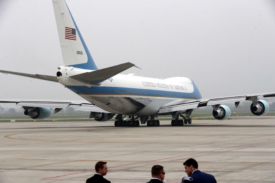 Chuyên cơ Air Force One của Tổng thống Mỹ Donald Trump rời sân bay quốc tế Nội Bài lúc 15 giờ 45 phút. (Ảnh: Trọng Đức/TTXVN)