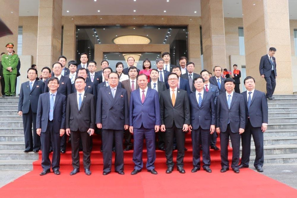 Đoàn lãnh đạo cấp cao của Đảng Lao động Triều Tiên chụp ảnh lưu niệm cùng đại diện lãnh đạo tỉnh Hải Dương và Công ty Cổ phần nhựa và Môi trường xanh An Phát (huyện Nam Sách, tỉnh Hải Dương). (Ảnh: Mạnh Minh/TTXVN)