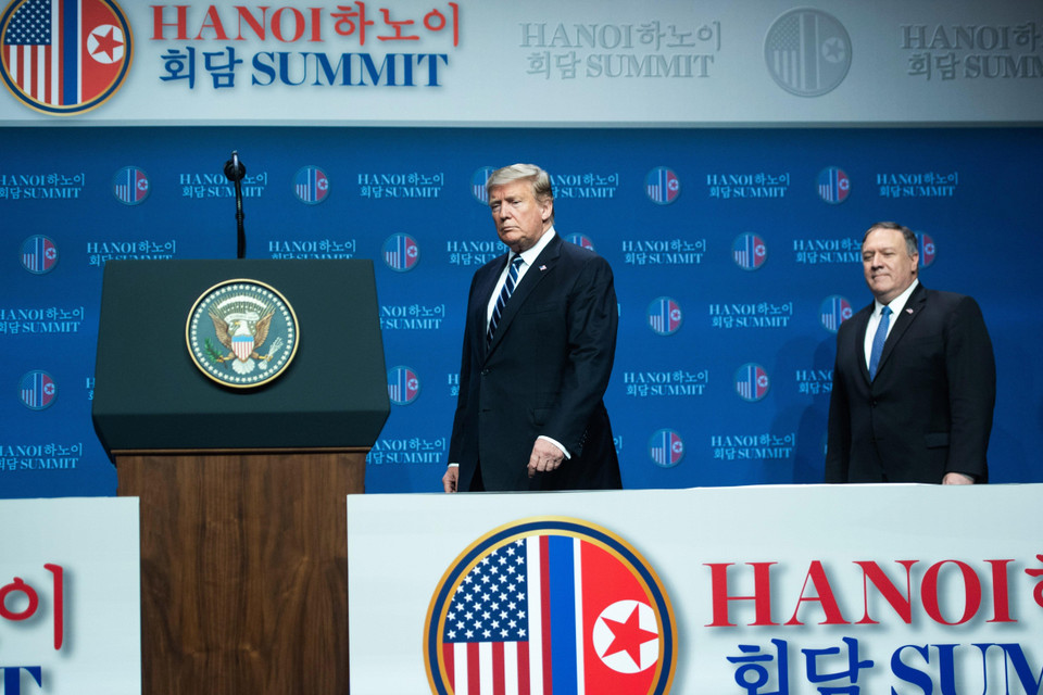 Tổng thống Mỹ Donald Trump (trái) và Ngoại trưởng Mike Pompeo tại cuộc họp báo sau Hội nghị thượng đỉnh Mỹ-Triều lần hai ở Hà Nội ngày 28/2/2019. (Nguồn: AFP/TTXVN)