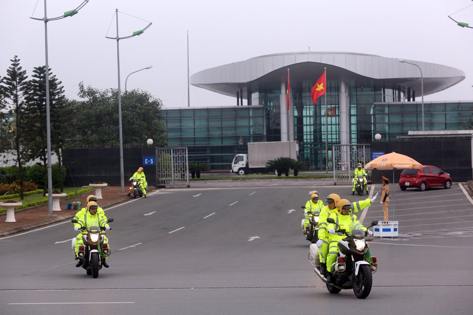 Đoàn xe của cảnh sát giao thông Hà Nội dẫn đường cho các đoàn xe hậu cần của đoàn Mỹ từ sân bay vào trung tâm Hà Nội. (Ảnh: Huy Hùng/TTXVN)
