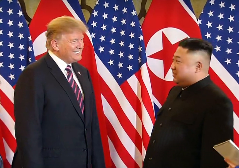 Tổng thống Mỹ Donald Trump và Chủ tịch Triều Tiên Kim Jong-un sau khi bắt tay nhau. (Nguồn: TTXVN)