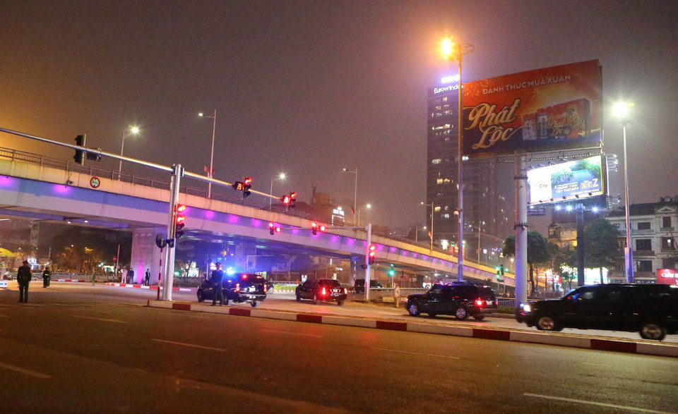 Đoàn xe đón Tổng thống Donald Trump đi qua cầu vượt Trần Duy Hưng, Hà Nội. (Ảnh: Thành Đạt/TTXVN)