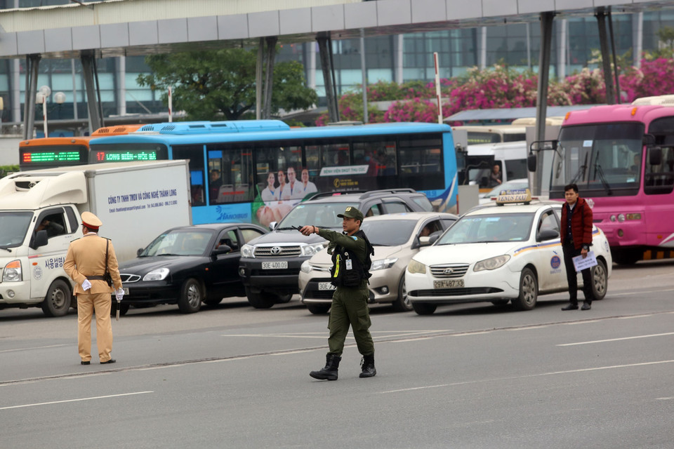 An ninh hàng không được tăng cường cả vòng trong, vòng ngoài, tại khu vực hạn chế cũng như khu vực công cộng ở sân bay quốc tế Nội Bài. (Ảnh: Huy Hùng/TTXVN)