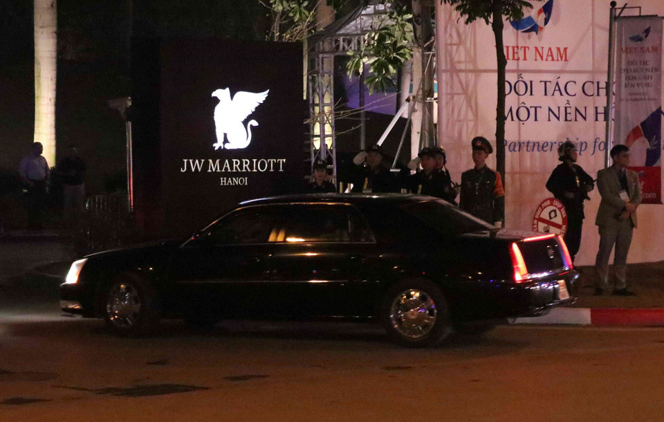 Chiếc xe The Beast (Quái thú) chở Tổng thống Mỹ Donald Trump về đến khách sạn Marriott JW. (Ảnh: Văn Điệp/TTXVN)
