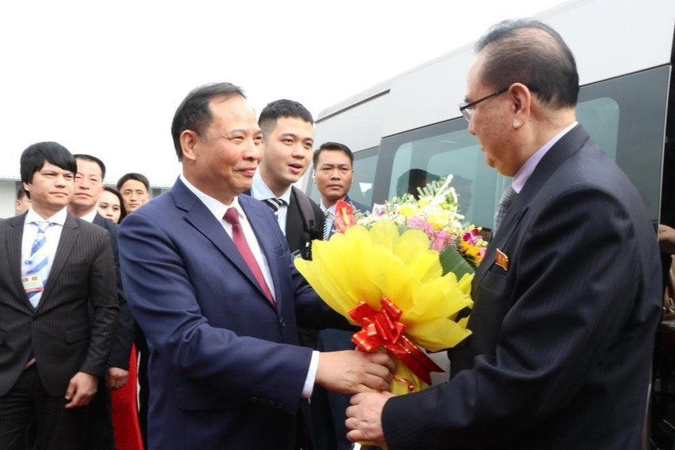 Bí thư Tỉnh ủy Hải Dương Nguyễn Mạnh Hiển tặng hoa Ủy viên Bộ Chính trị, Phó Chủ tịch Ban Chấp hành Đảng Lao động Triều Tiên Ri Su Yong. (Ảnh: Mạnh Minh/TTXVN)