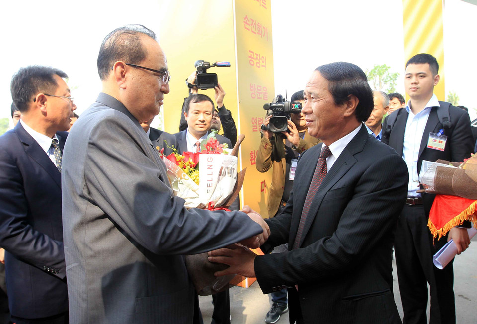 Ông Lê Văn Thành, Bí thư Thành ủy Hải Phòng đón ông Ri Su Yong, Ủy viên Bộ Chính trị, Phó Chủ tịch Ban Chấp hành Đảng Lao động Triều Tiên. (Ảnh: An Đăng/TTXVN)
