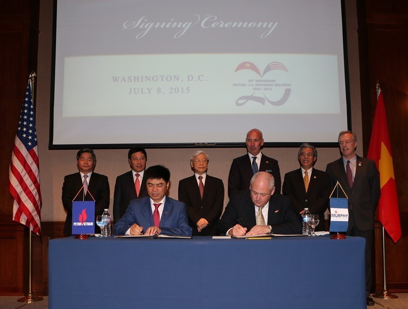 Đại diện Tập đoàn Dầu khí Việt Nam và Tập đoàn Murphy Oil của Hoa Kỳ ký Thỏa thuận hợp tác dầu khí nhằm phát triển kinh doanh tại Việt Nam, Hoa Kỳ và các nước thứ ba, ngày 8/7/2015 tại Thủ đô Washington D.C, nhân chuyến thăm chính thức Hoa Kỳ của Tổng Bí thư Nguyễn Phú Trọng. (Ảnh: Trí Dũng/TTXVN)
